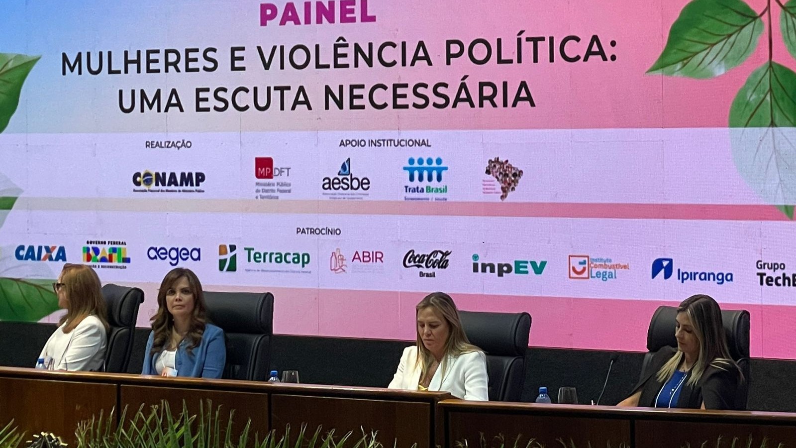 Karine Camargo Teixeira relatora do painel "Mulheres e Violência Política: Uma Escuta Necessária"