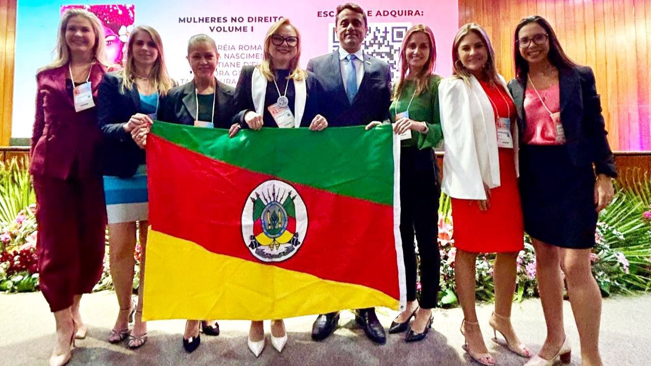 Delegação gaúcha com o presidente da CONAMP, Tarcísio Bonfim, e com a coordenadora da comissão de mulheres da CONAMP, Deluse Amaral